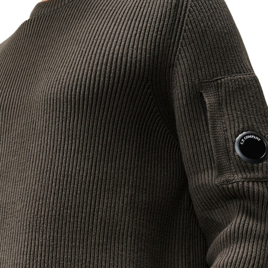 C.P. Company Full Rib Cotton Crewneck Raven — detail van ribbrei en Lens-zak