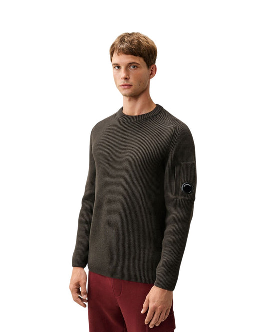 C.P. Company Full Rib Cotton Crewneck Raven — vooraanzicht op model
