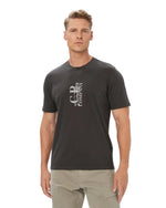 C.P. Company 30/1 Jersey Vertical Logo T-shirt Raven – productfoto 1 | Checkpoint Mol