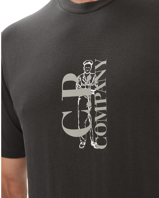 C.P. Company 30/1 Jersey Vertical Logo T-shirt Raven – productfoto 2 | Checkpoint Mol