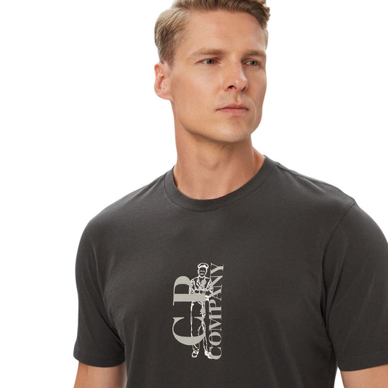 C.P. Company 30/1 Jersey Vertical Logo T-shirt Raven – productfoto 4 | Checkpoint Mol