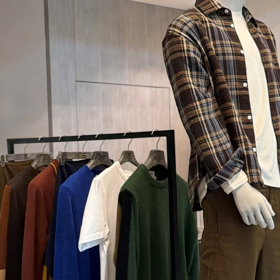 Castart Maru Khaki met Edouard Brown en cobalt in Checkpoint FW26 look