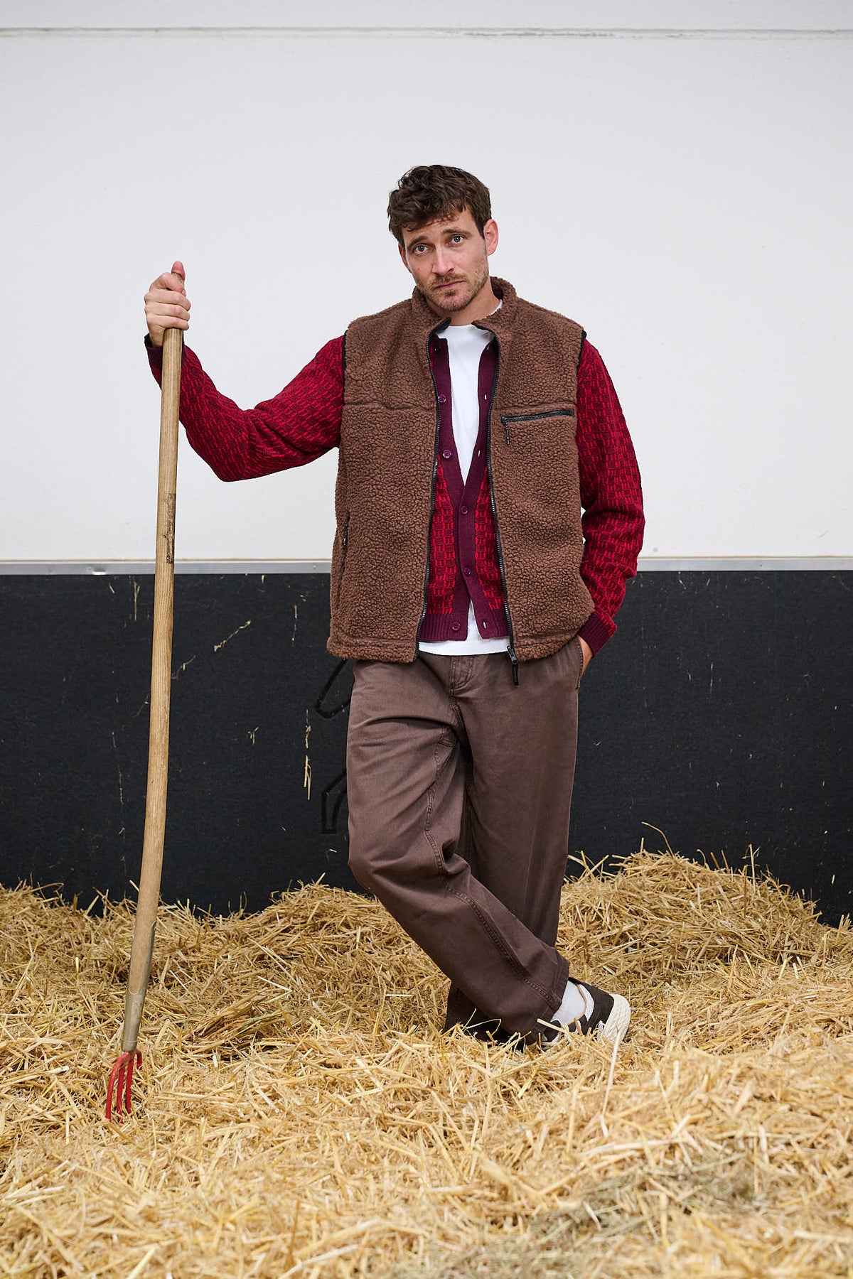 Gramicci broek en bruine reversible sherpa bodywarmer tijdens The Hidden Estate in Mol-Postel