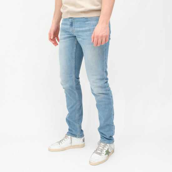 Closed Unity Slim Denim Light Blue – productbeeld 2