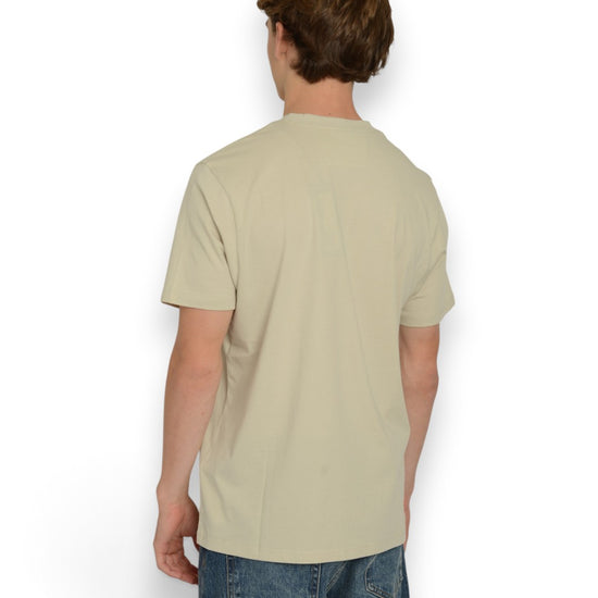 C.P. Company 30/1 Jersey Vertical Logo T-shirt in Silver Birch, achterkant met zicht op de pasvorm