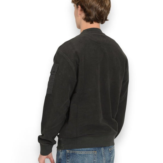 C.P. Company Brushed Emerized Diagonal Fleece Crewneck Sweater in Raven, achterkant met zicht op de pasvorm