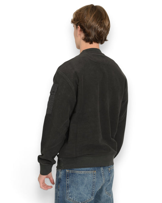 C.P. Company Brushed Emerized Diagonal Fleece Crewneck Sweater in Raven, achterkant met zicht op de pasvorm