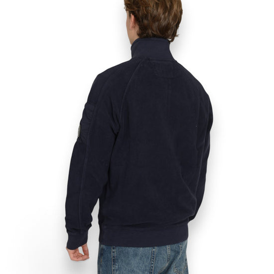 C.P. Company Brushed Emerized Diagonal Fleece Quarter Zip Sweater in Peacoat, achterkant met zicht op de pasvorm