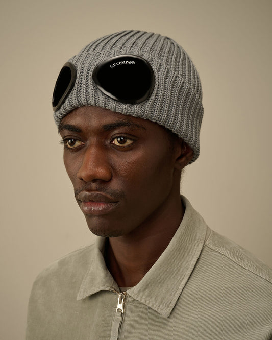 C.P. Company Goggle Beanie Griffin Grey detail van de merinowol en goggles