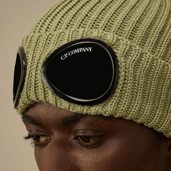 C.P. Company Extrafine Merino Wool Goggle Beanie Tea achteraanzicht