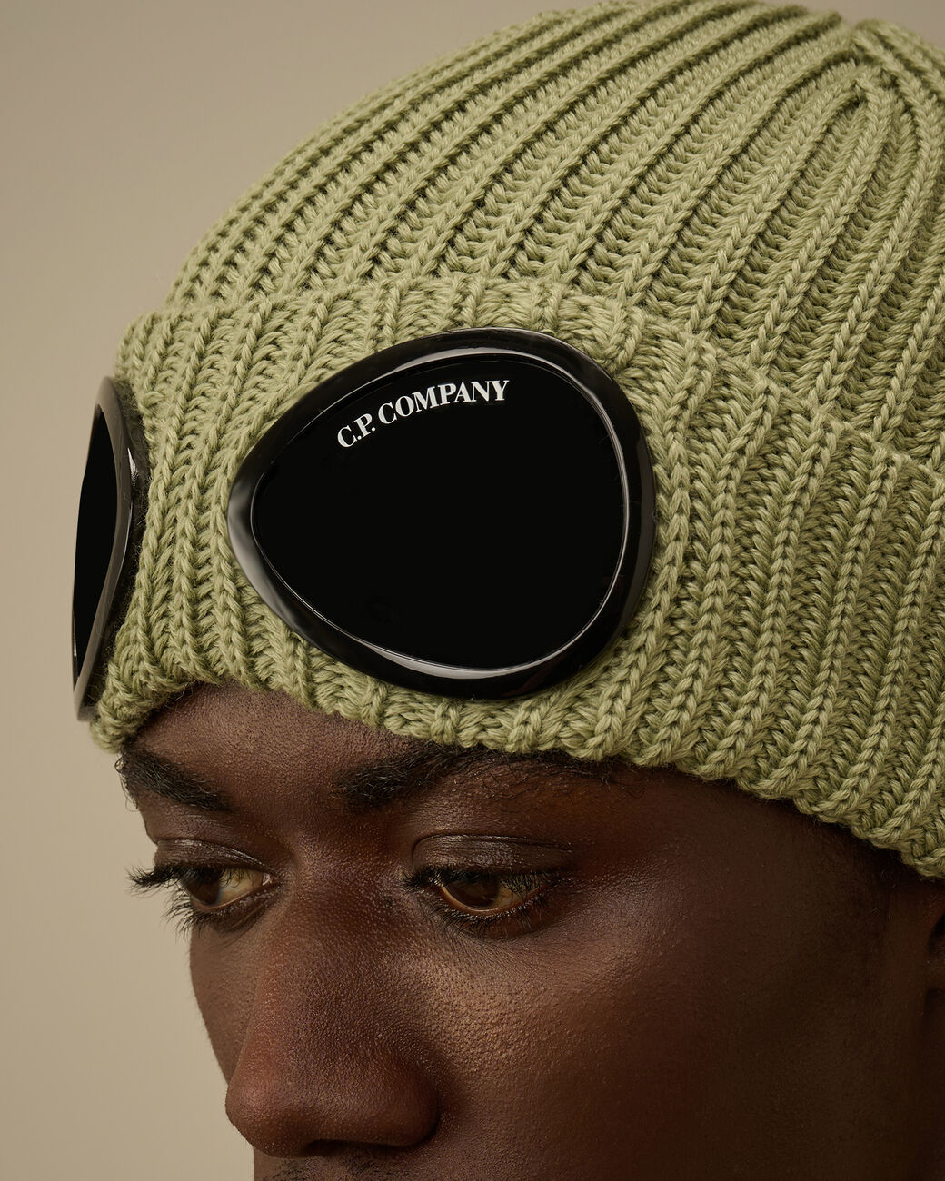 C.P. Company Extrafine Merino Wool Goggle Beanie Tea achteraanzicht