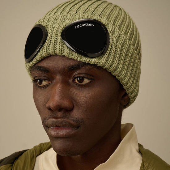 C.P. Company Goggle Beanie Tea detail van de merinowol en goggles