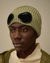 C.P. Company Goggle Beanie Tea detail van de merinowol en goggles