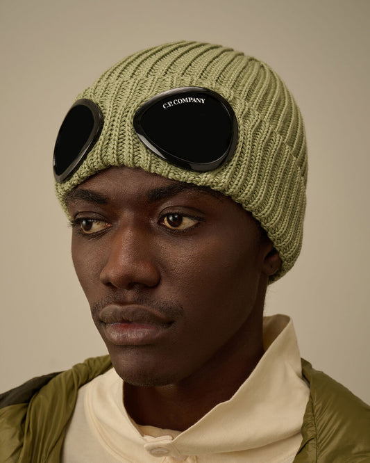 C.P. Company Goggle Beanie Tea detail van de merinowol en goggles