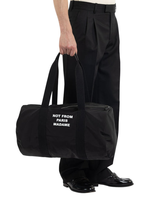 Drôle de Monsieur Nylon Slogan Gym Bag Black gedragen op model bij Checkpoint Mol