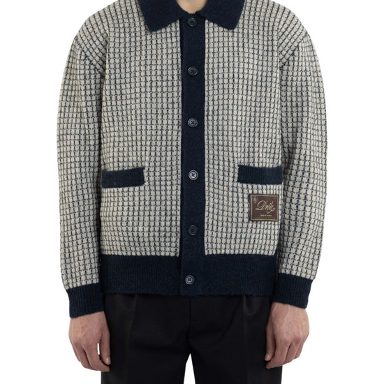 Drôle de Monsieur Waffle Knitwear Drôle Patch Cardigan Navy relaxed fit op model bij Checkpoint Mol