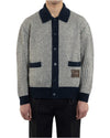Drôle de Monsieur Waffle Knitwear Drôle Patch Cardigan Navy relaxed fit op model bij Checkpoint Mol
