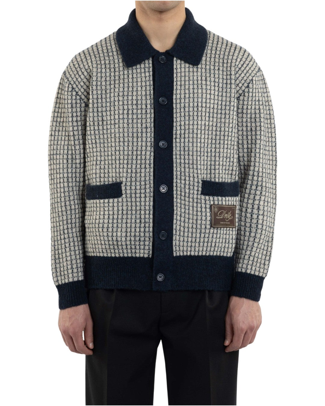 Drôle de Monsieur Waffle Knitwear Drôle Patch Cardigan Navy relaxed fit op model bij Checkpoint Mol