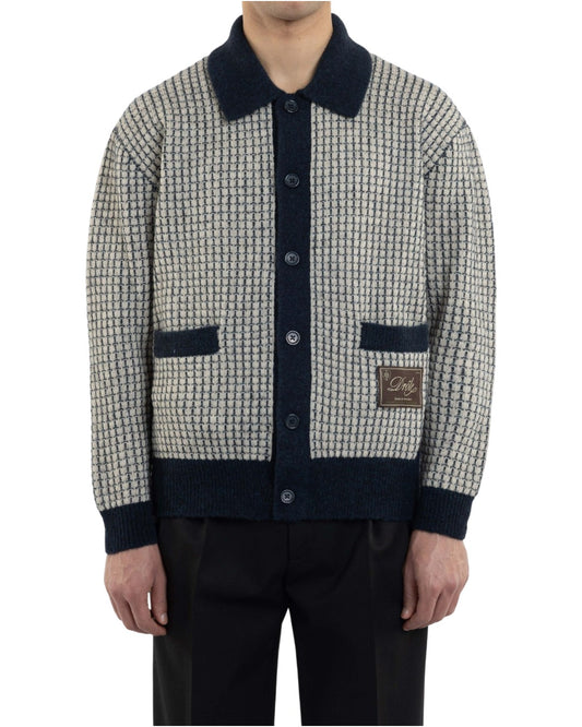 Drôle de Monsieur Waffle Knitwear Drôle Patch Cardigan Navy relaxed fit op model bij Checkpoint Mol
