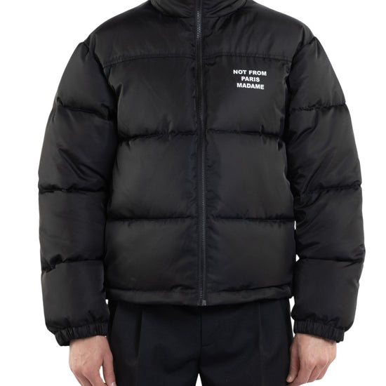Drôle de Monsieur Slogan Puffer Jacket black relaxed fit vooraanzicht