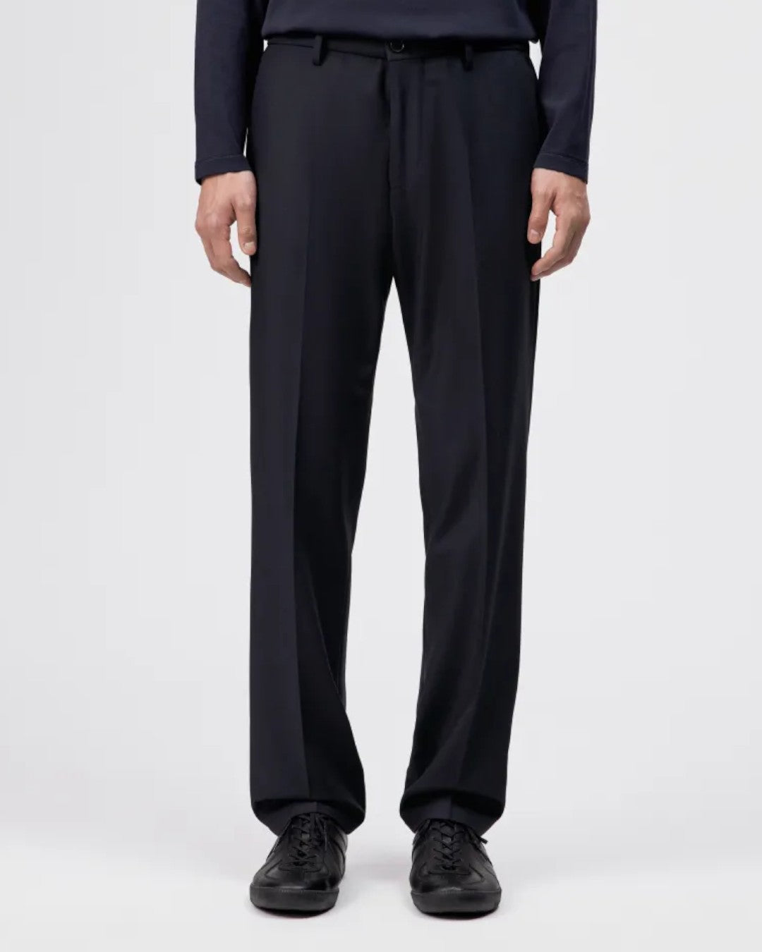Drykorn Ajend broek blauw, gedragen vooraanzicht