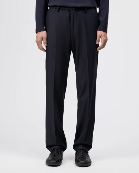 Drykorn Ajend broek blauw, gedragen vooraanzicht