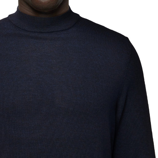 Drykorn Arwon trui donkerblauw, detail opstaande kraag