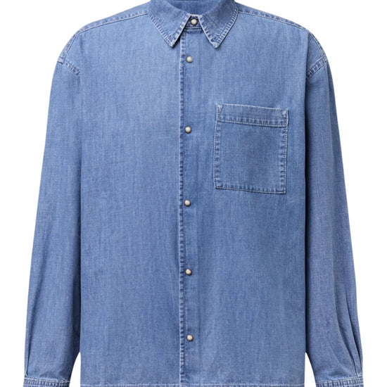 DRYKORN Baunt blauw denim hemd met borstzak en parelmoerkleurige knopen, vooraanzicht
