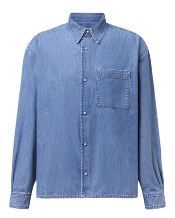 DRYKORN Baunt blauw denim hemd met borstzak en parelmoerkleurige knopen, vooraanzicht