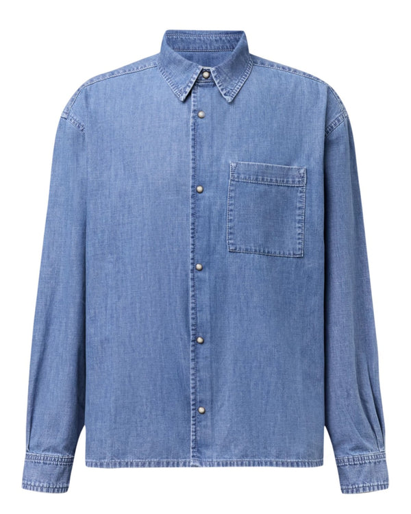 DRYKORN Baunt blauw denim hemd met borstzak en parelmoerkleurige knopen, vooraanzicht