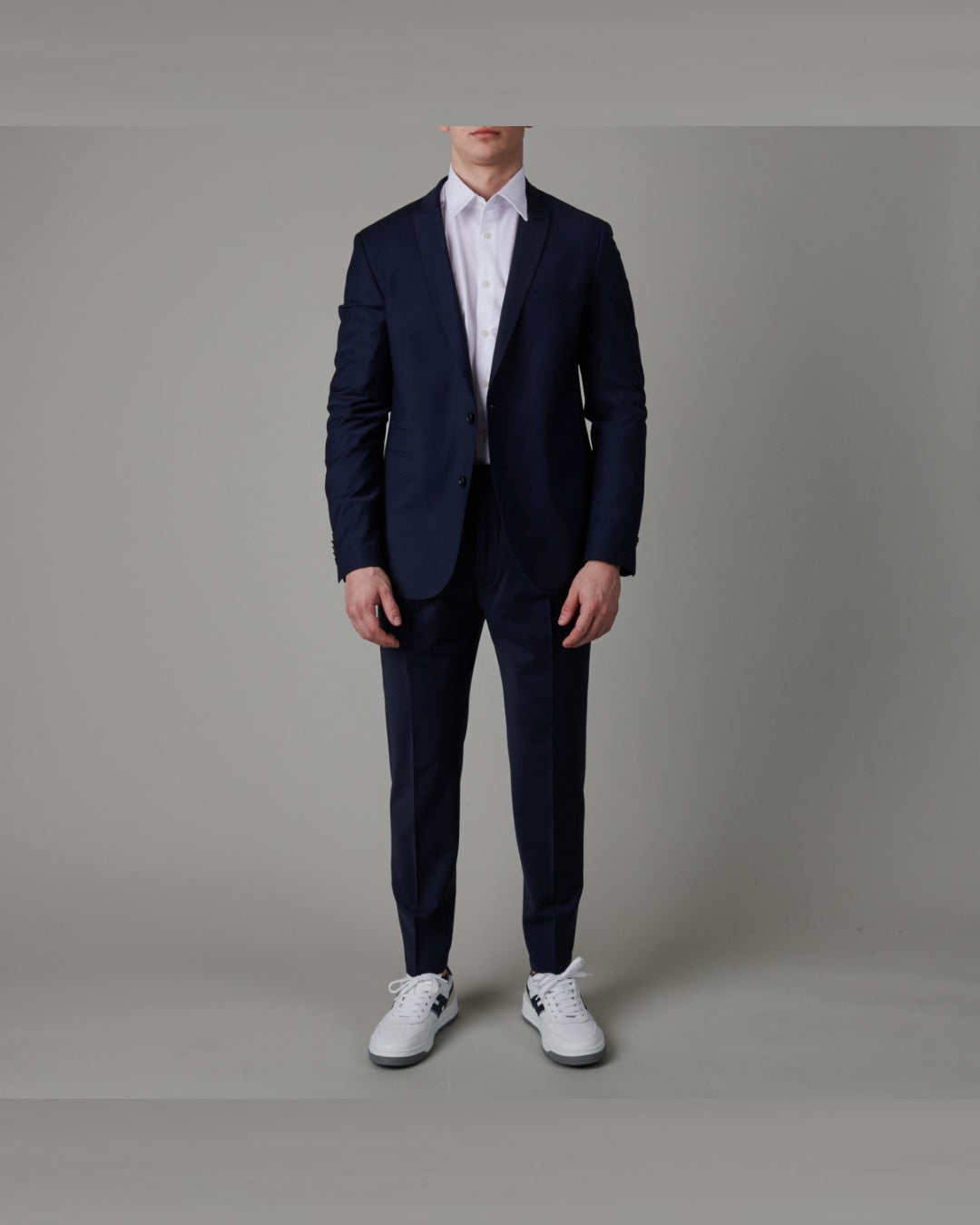 Drykorn Chasy pantalon navy, gedragen volledig vooraanzicht