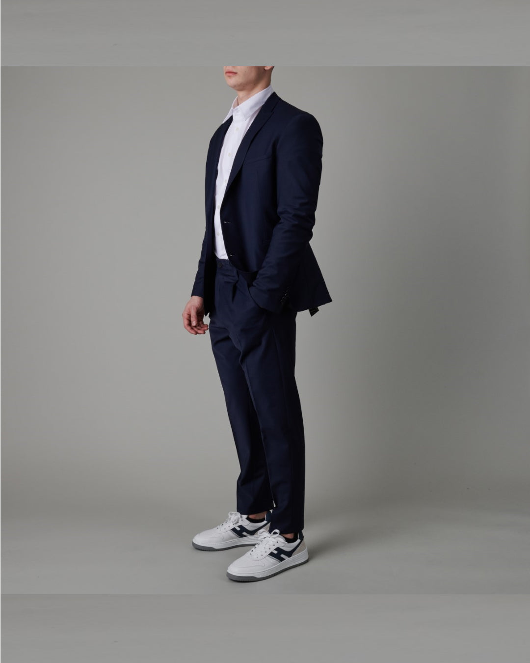 Drykorn Chasy pantalon navy, gedragen volledig zijaanzicht