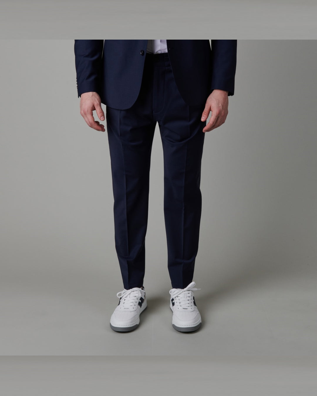 Drykorn Chasy pantalon navy, gedragen vooraanzicht