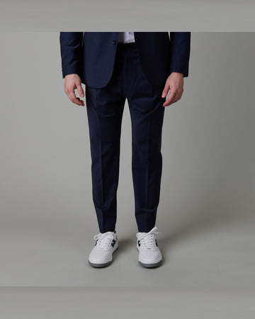 Drykorn Chasy pantalon navy, gedragen vooraanzicht