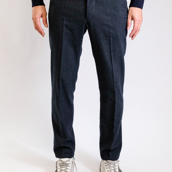 Drykorn Fago pantalon blauw, gedragen vooraanzicht