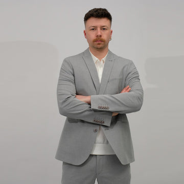 Drykorn Irving blazer lichtgrijs, gedragen vooraanzicht armen gekruist