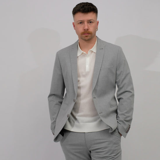Drykorn Irving blazer lichtgrijs, gedragen vooraanzicht handen in zakken