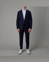 Drykorn Irving blazer navy, gedragen volledig vooraanzicht tweede opname