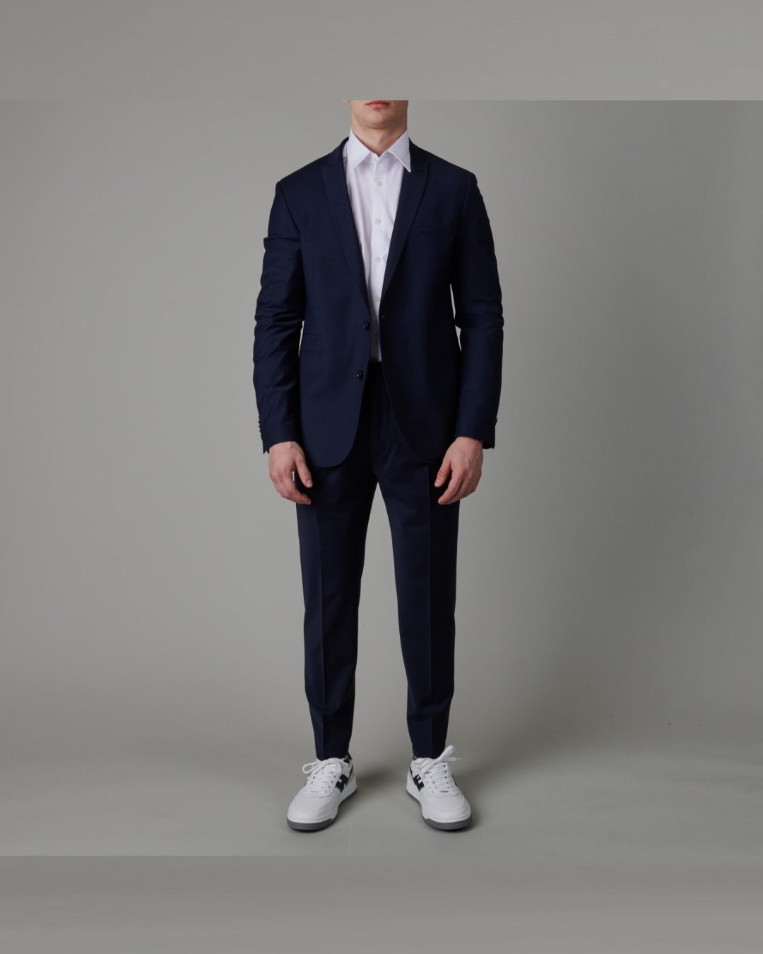 Drykorn Irving blazer navy, gedragen volledig vooraanzicht tweede opname