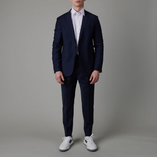 Drykorn Irving blazer navy, gedragen volledig vooraanzicht