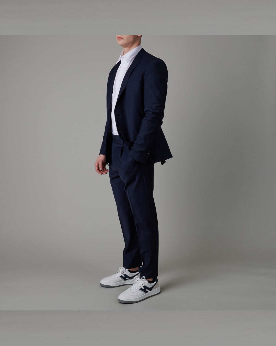 Drykorn Irving blazer navy, gedragen volledig zijaanzicht tweede opname