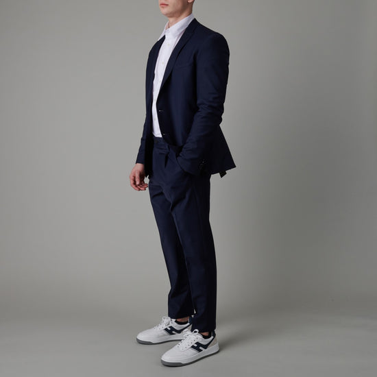 Drykorn Irving blazer navy, gedragen volledig zijaanzicht
