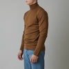 Drykorn Joey Fine Merino Turtleneck Camel – gedragen vooraanzicht
