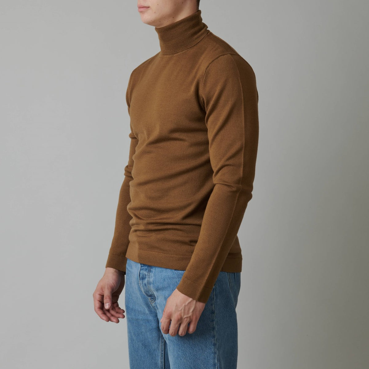 Drykorn Joey Fine Merino Turtleneck Camel – gedragen vooraanzicht