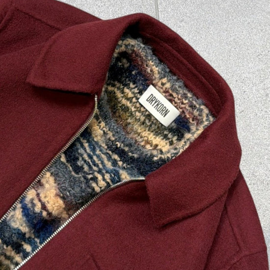 DRYKORN Jerson Burgundy herenjack regular fit op vloer