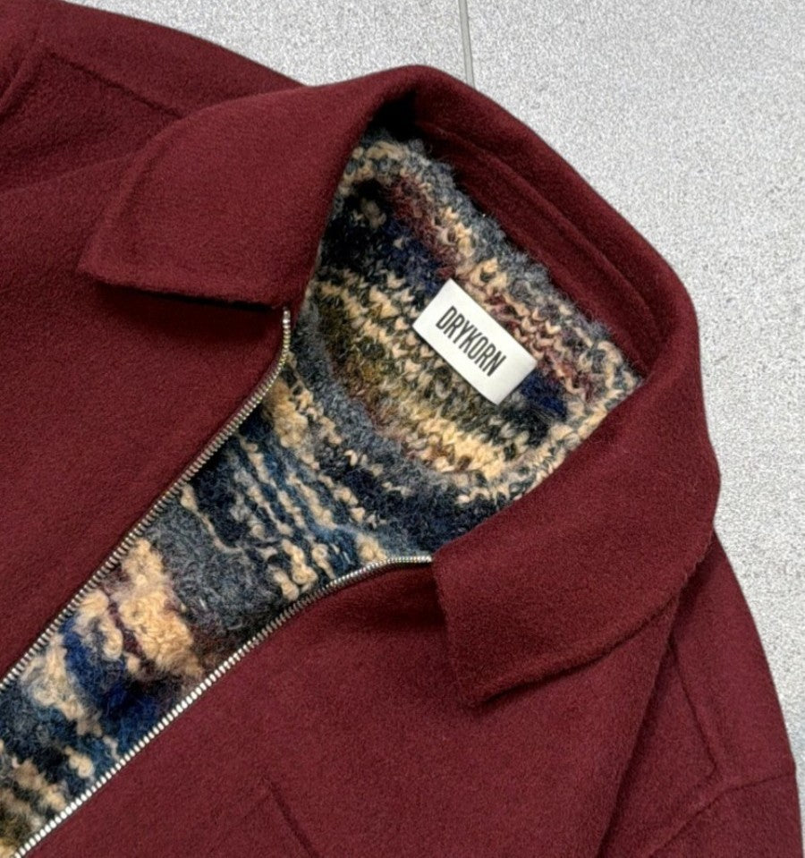 DRYKORN Jerson Burgundy herenjack regular fit op vloer