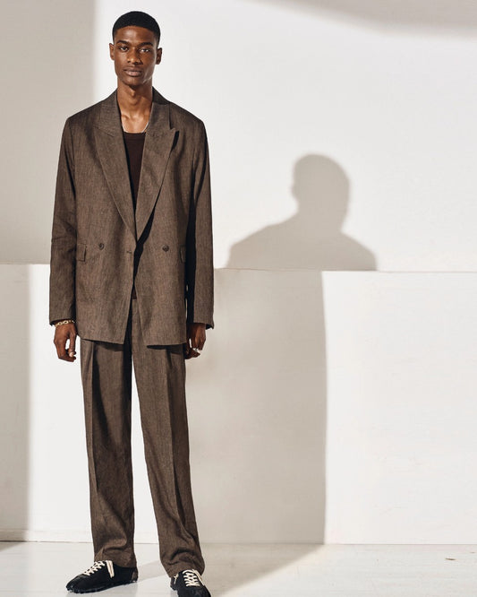 Drykorn Leek pantalon bruin, gedragen styling volledig vooraanzicht