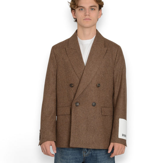 Drykorn Lowan double-breasted blazer bruin, gedragen vooraanzicht