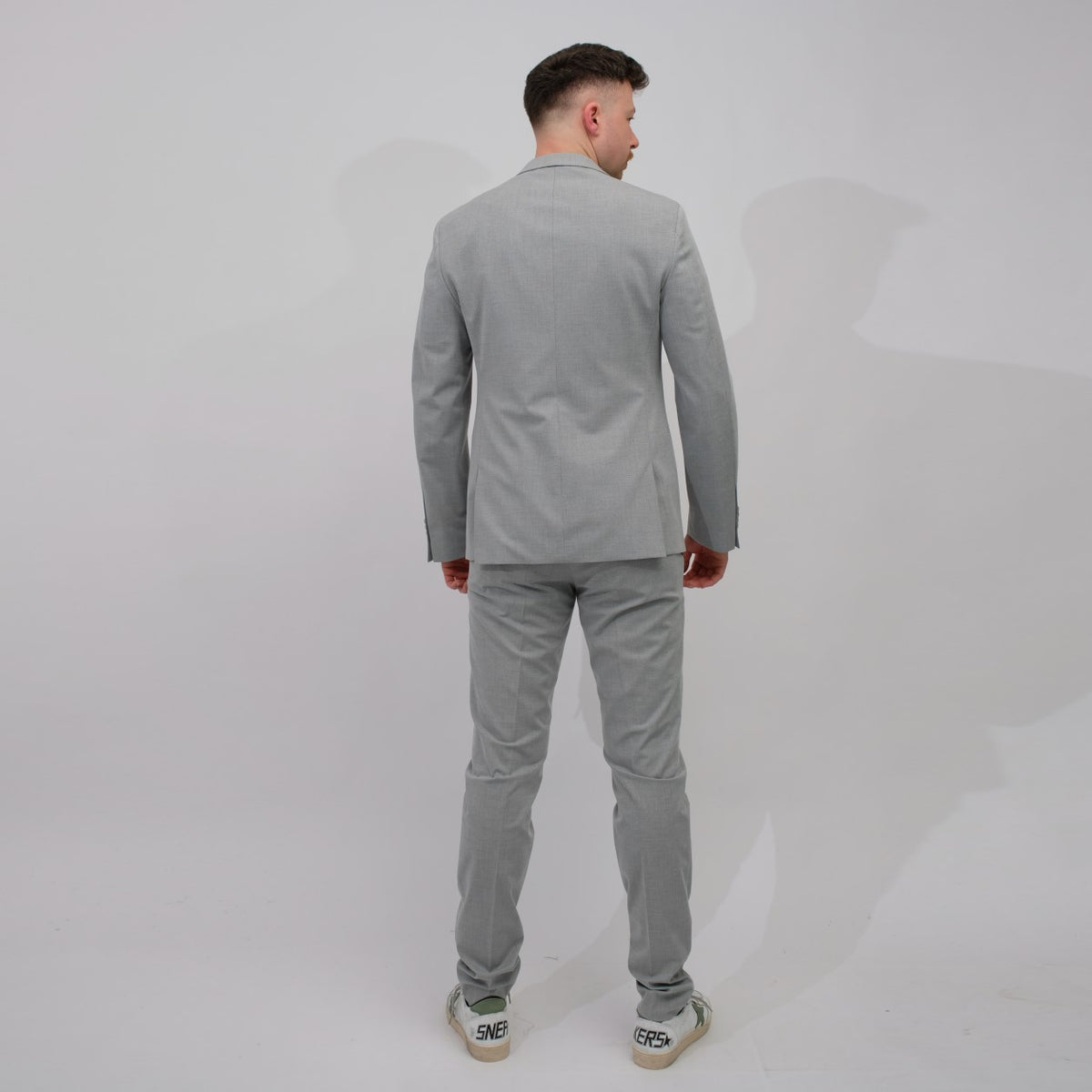 Drykorn Piet pantalon grijsblauw, gedragen volledig achteraanzicht