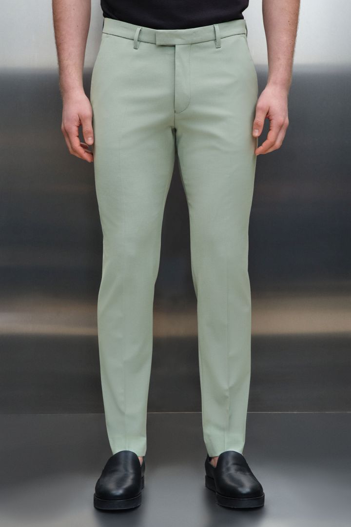 Drykorn Piet pantalon lichtgroen, gedragen vooraanzicht